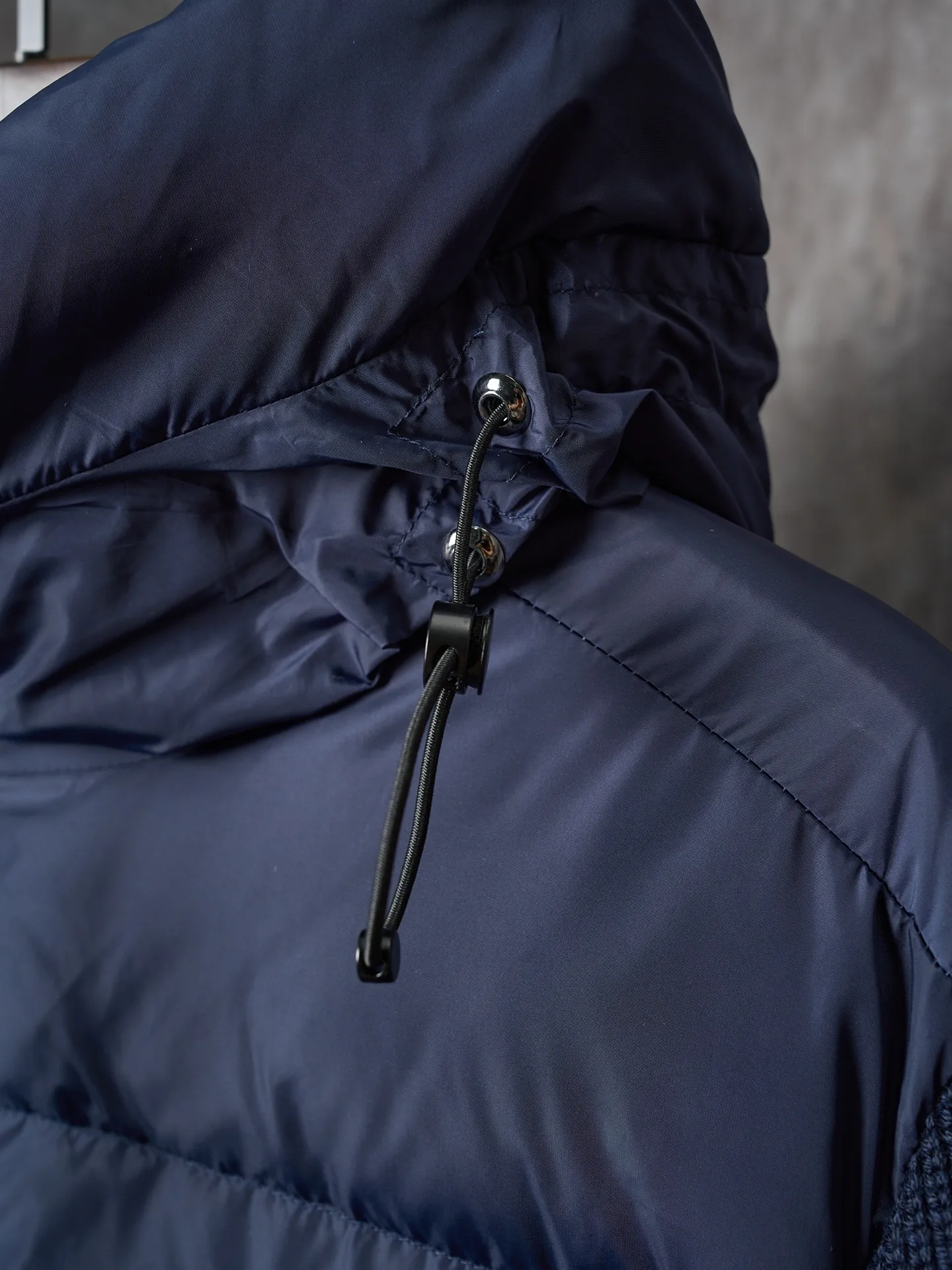 ￼ [Real auction] CANADA GOOSE/Canada Goose black label woolen sleeve spliced ​​hooded down jacket [In Stock] S M L The fabric is made of high-quality protective nylon fabric, which not only enhances the wear-resistant properties of the surface, but also takes into account wind resistance, ensuring excellent performance in various harsh weather conditions. Three-dimensional quilting process: Precision thread reinforcement to prevent velvet drilling and ensure that the fluffy and rebound properties last as new. 7-needle medium-thick knitted structure: Use thicker yarns to knit woolen fabrics with obvious thickness and weight. The texture is clearly visible, with a rough, retro texture, good skeleton feel, relatively stiff, and can maintain the silhouette of clothing for a long time. It also provides more layers of still air to lock in heat.